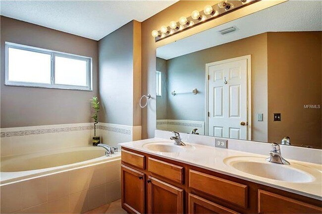 Building Photo - 3.0 bedroom in St. Petersburg Florida 33716