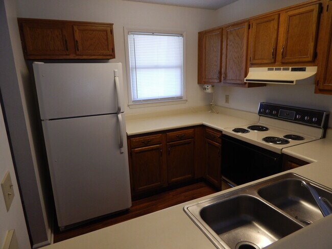 Building Photo - Center of it all! Large 2 Bedroom Townhous...
