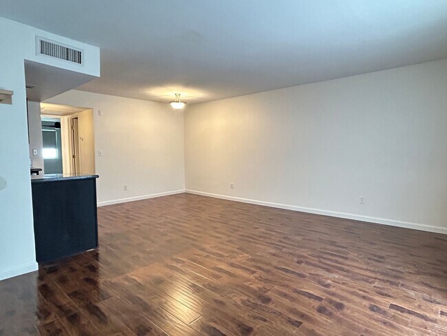 Building Photo - 2 Bed | 2 Bath Condo in Gated Phoenix Community