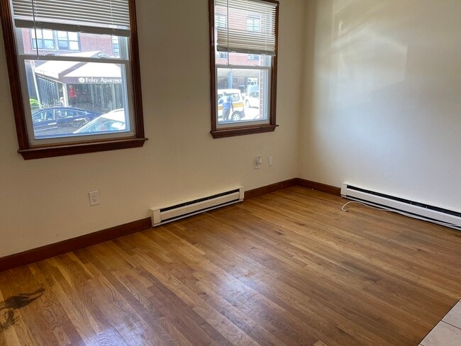 Building Photo - 204 H St