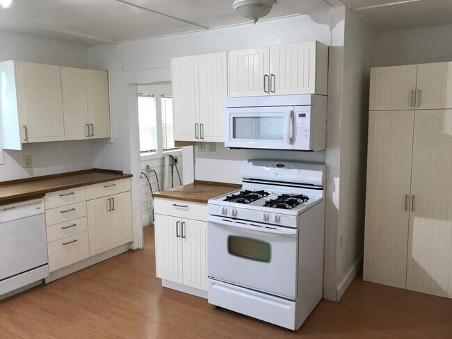 Foto del edificio - Delightful Updated 2 Bedroom in heart of L...