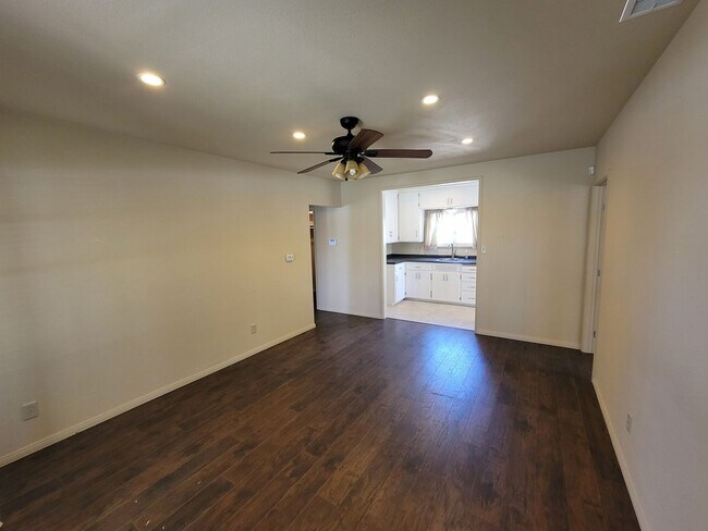 Building Photo - Kendall - 2140