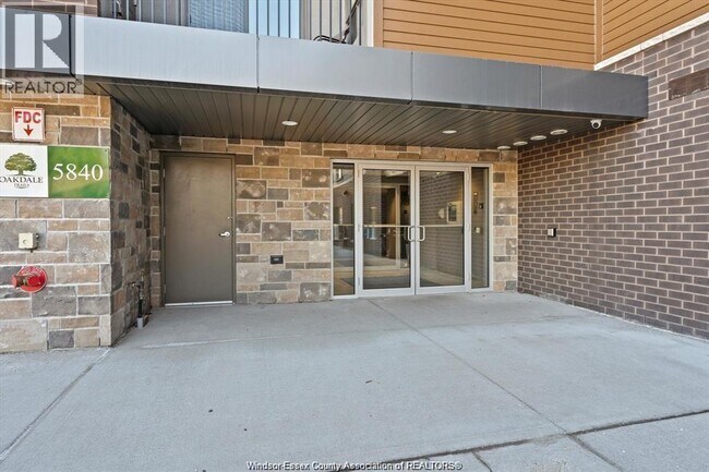 Photo du bâtiment - 5840 Newman Blvd