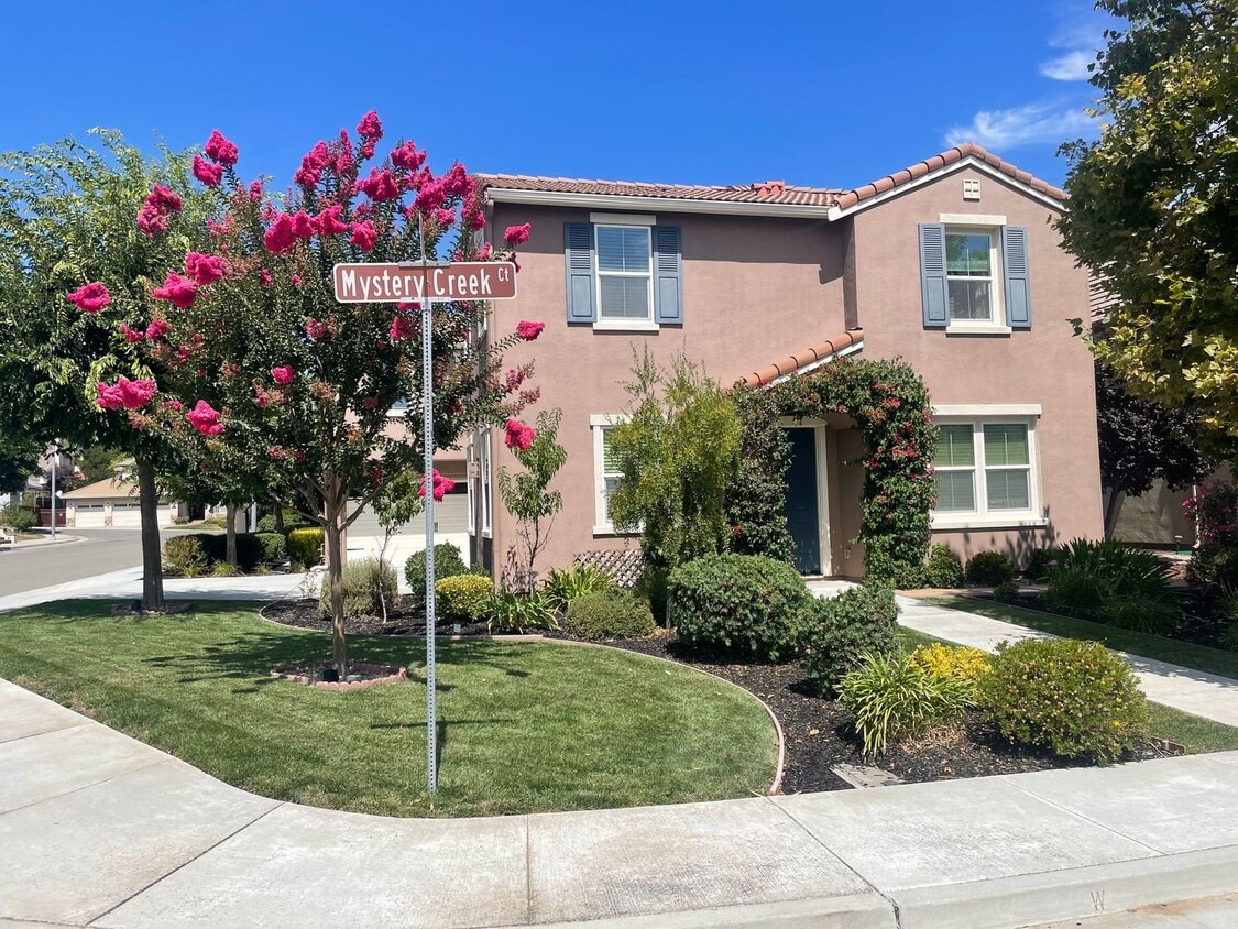Primary Photo - Luxury 4-Bed/3.5-Bath Smart Home in peacef...