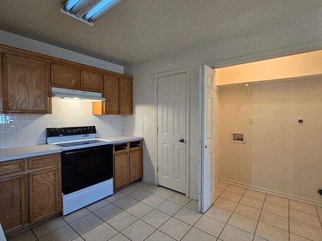 Foto del edificio - AVAILABLE NOW!