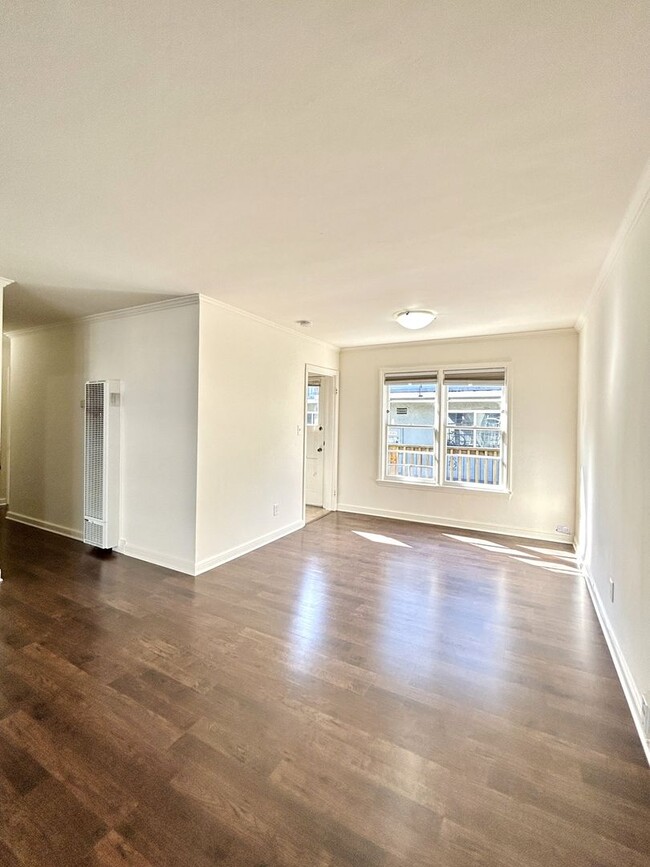 Building Photo - Second floor 1 bed/1 bath unit in Burlinga...