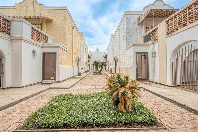 Foto del edificio - 2744 Briarhurst Dr