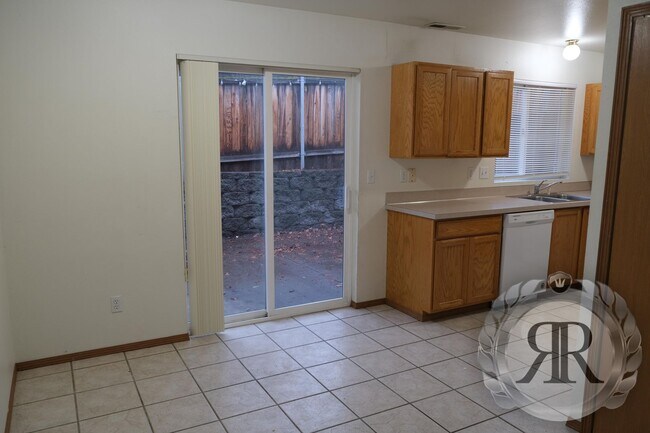 Building Photo - 2 Bedroom, 1 1/2 Bath Townhouse