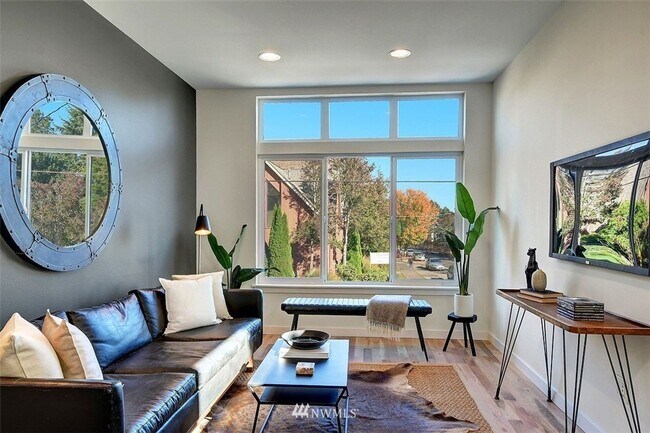 Foto del edificio - Modern 3-Bed Townhome with Rooftop Decks &...