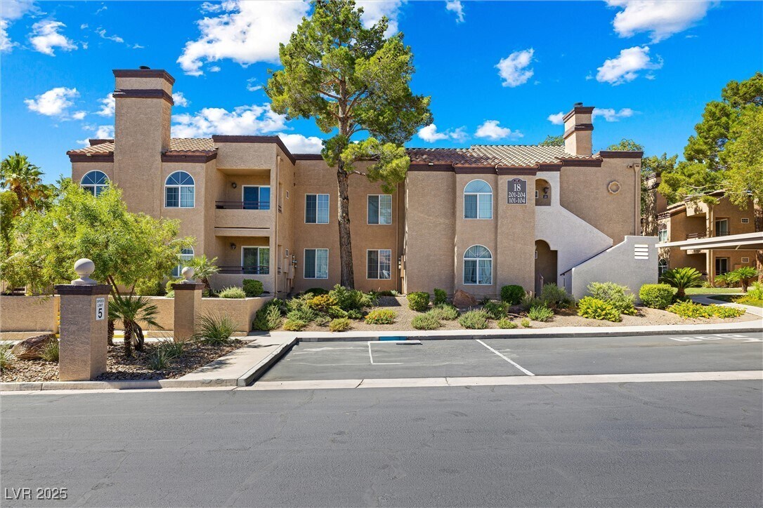 Foto principal - 9325 W Desert Inn Rd