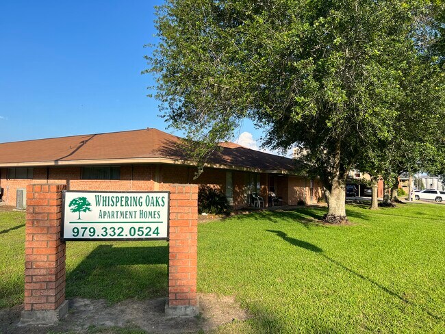 Foto del edificio - Whispering Oaks Apartment Homes El Campo
