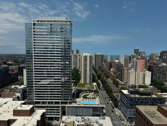 Building Photo - 1122 N Clark St