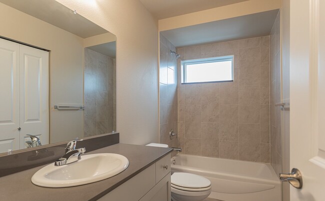 Foto del edificio - Lake Grove Apartments!