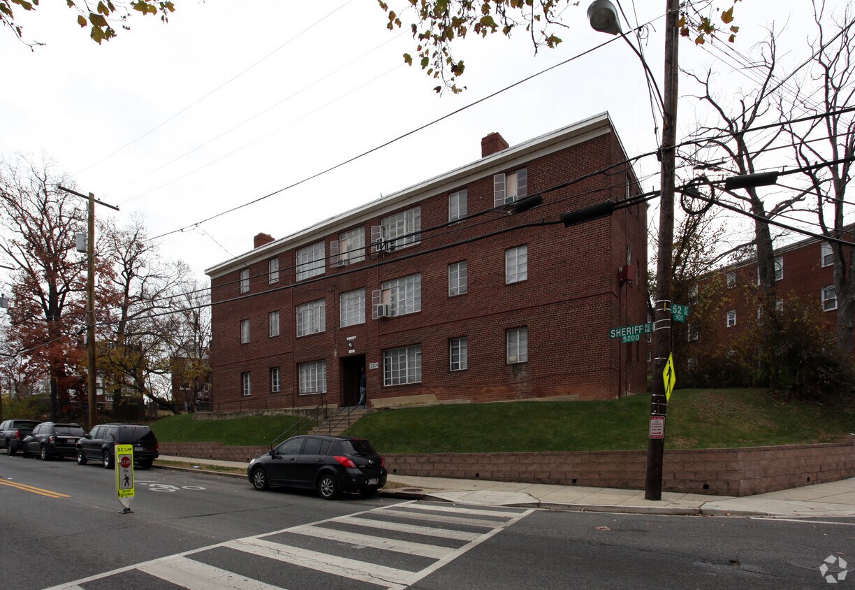 Primary Photo - Sheriff Apartments