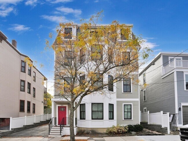 Building Photo - 213 E Eagle St