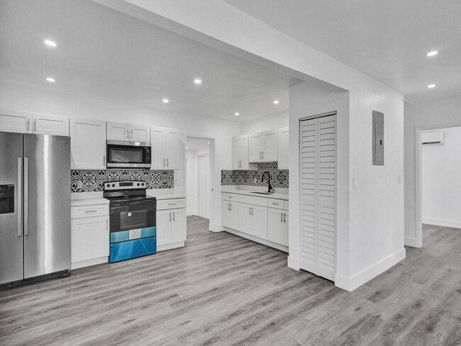 Building Photo - 940 SW 28th St