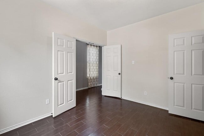 Foto del edificio - 2704 Greenlee Dr