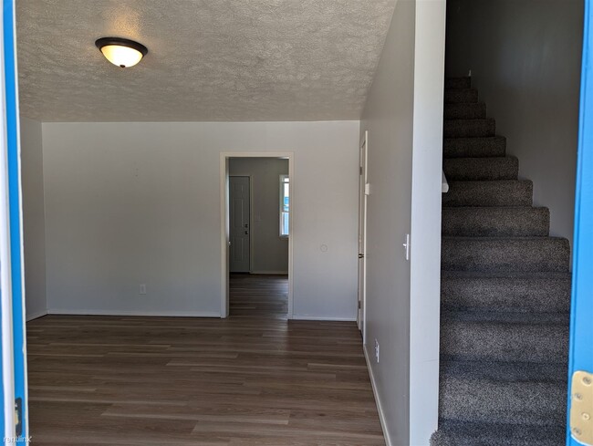 Building Photo - 2 br, 1.5 bath Townhome - 630 East Bain St...