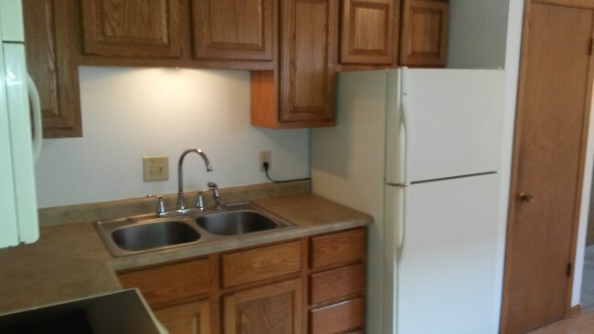 Kitchen w/Microwave - 635 N Lake Ave