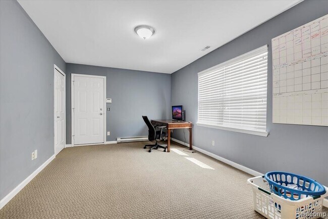 Building Photo - 1048 Lakepointe St