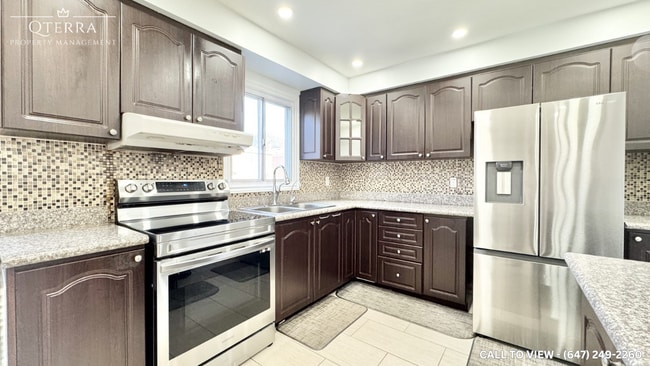 Building Photo - 1634 Fairfield Cres