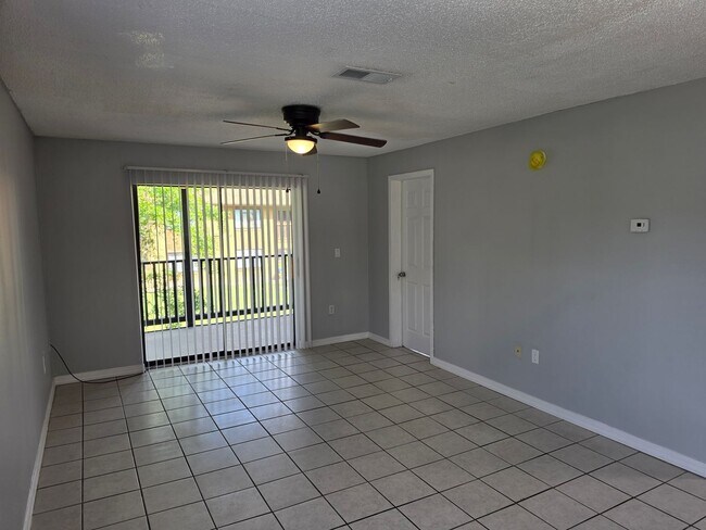 Building Photo - 2526 S Oak Ave