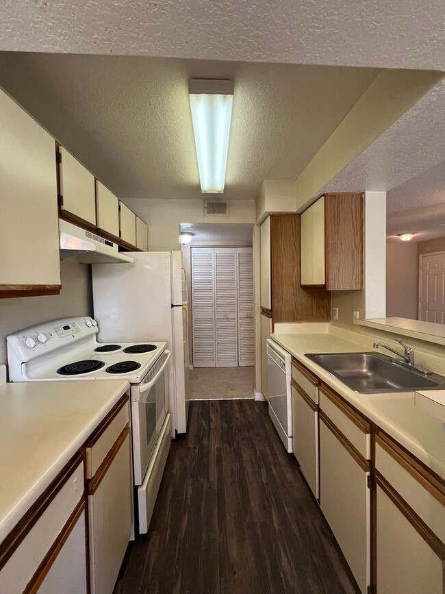 Building Photo - $500 OFF 1 BED 1 BATH CONDO IN THE HEART O...