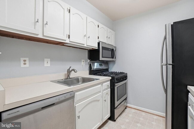 Building Photo - 5902 Cove Landing Rd