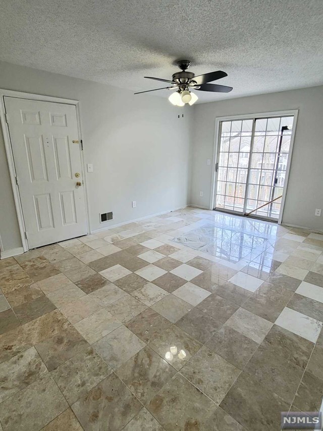 Building Photo - 590 Lilac Ln