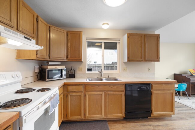 Foto del edificio - 472 W Spruce St