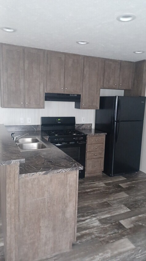 Foto principal - 2 bedroom/1 bathroom mobile home
