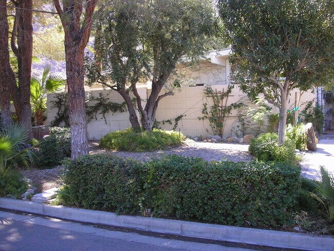 Área del patio delantero - 835 N Rose Ave