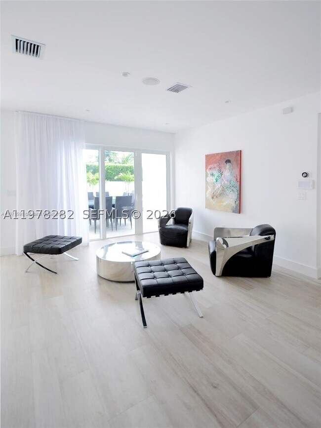 Building Photo - 880 N Venetian Dr