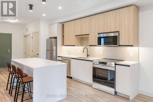 Building Photo - 4390 Hillview Dr