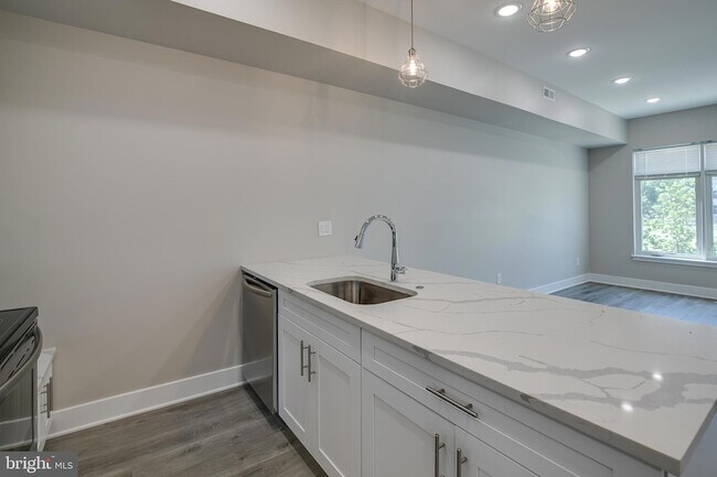 Foto del edificio - 2019 N College Avenue Unit 2