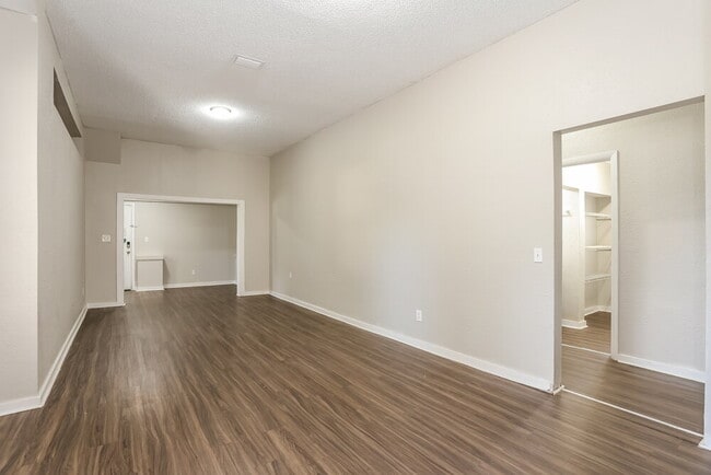 Building Photo - 2839 Spring Park Rd