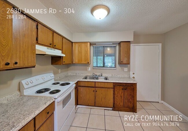 Building Photo - Updated Unit with CAC, 2 Full Baths, Laund...