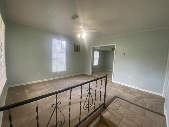 Building Photo - 1535 Coombs Dr