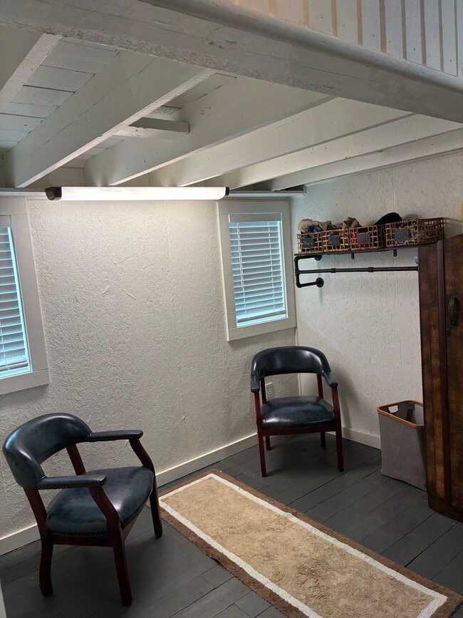 Building Photo - 112 E Scott St