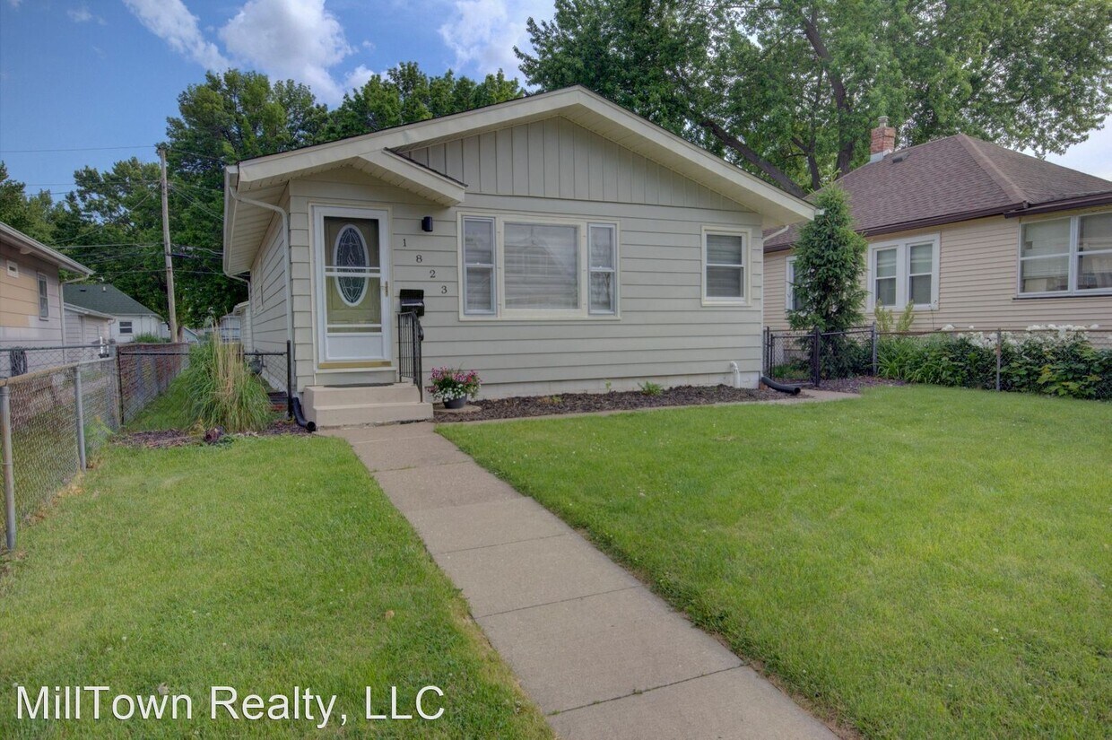 3 br, 2 bath House 1823 Cody St. House Rental in Bettendorf, IA