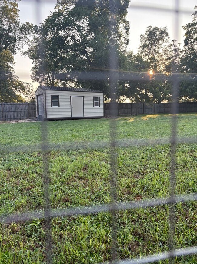 Building Photo - 4 bedroom 3 bath