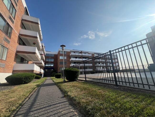 Building Photo - 1460 Elm St