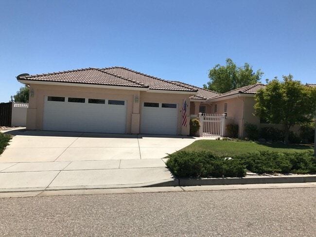 Building Photo - Beautiful home with detached casita