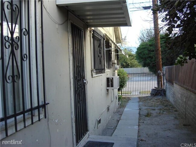 Building Photo - 1 br, 1 bath Apartment - 585 W 10th St