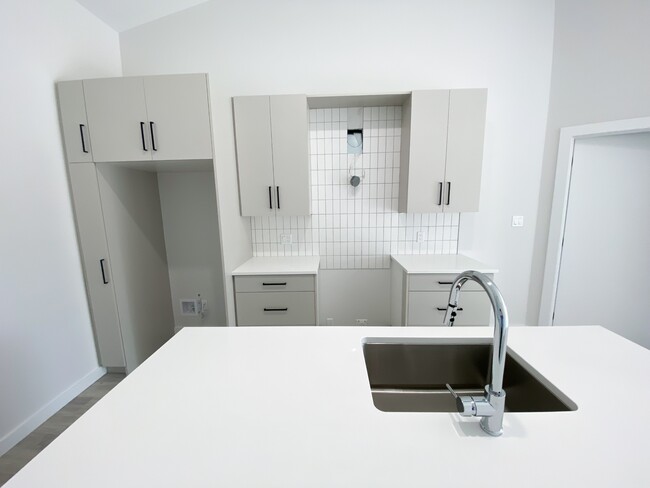 Building Photo - 11 Clara Cres