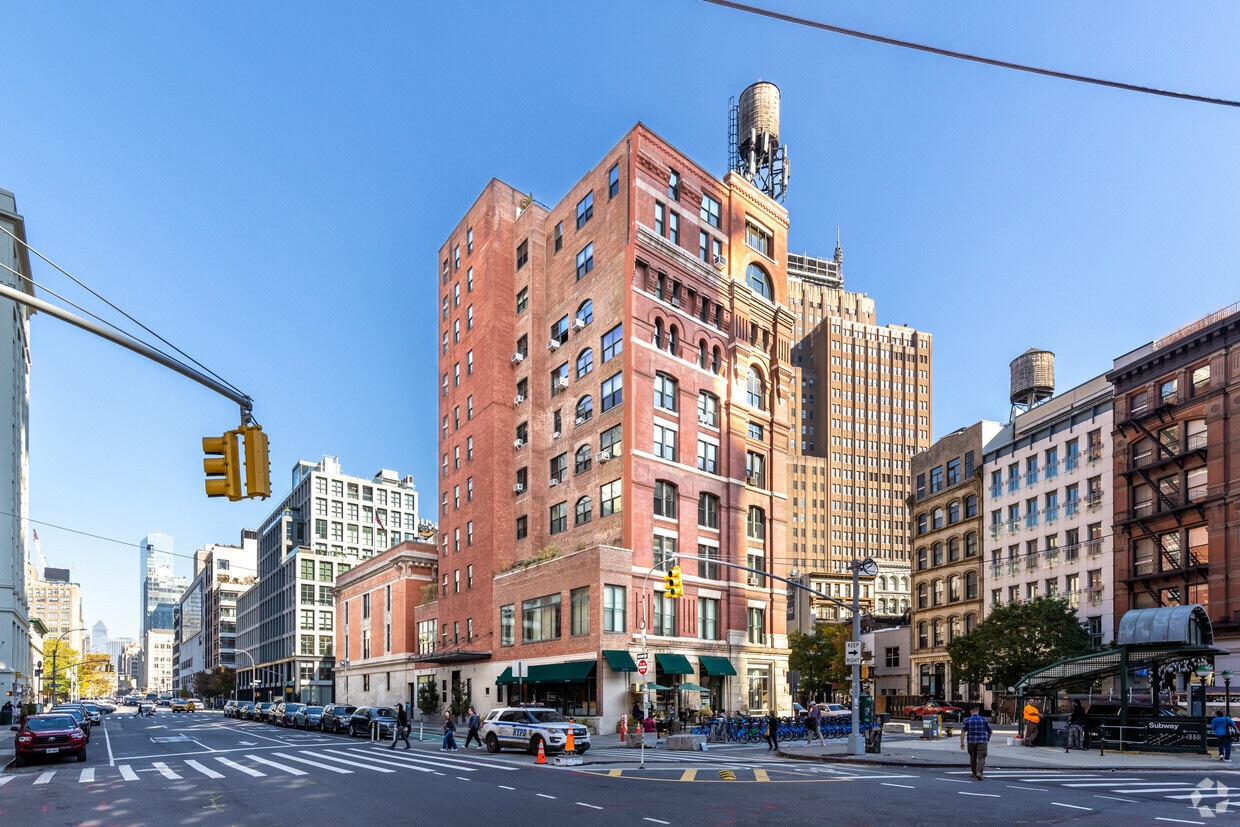 Primary Photo - 220-224 W Broadway