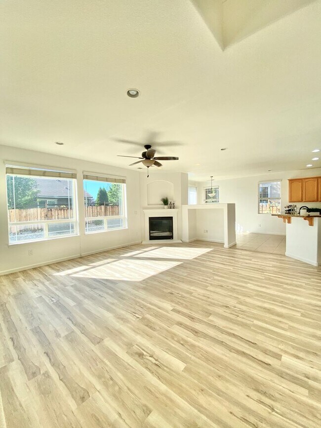 Foto del edificio - Spacious 4 Bedroom Home in Sparks Near Wingfield
