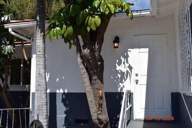 Building Photo - Charming Two-Bedroom, One-Bath Unit – Avai...