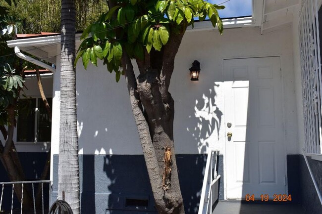 Foto del edificio - Charming Two-Bedroom, One-Bath Unit – Avai...