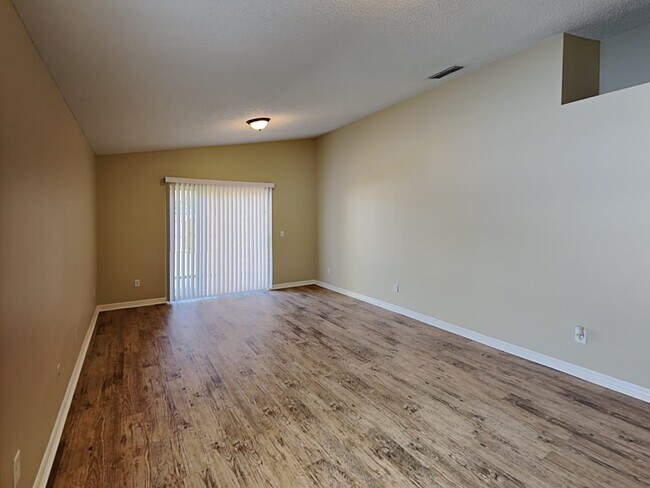 Building Photo - 2033 Donegan Pl
